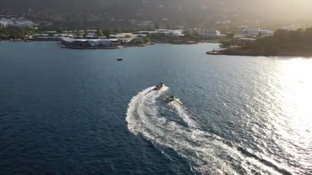 Vista aérea de un barco a motor remolcando un tubo. Elounda, Creta, Grecia — Vídeos de Stock