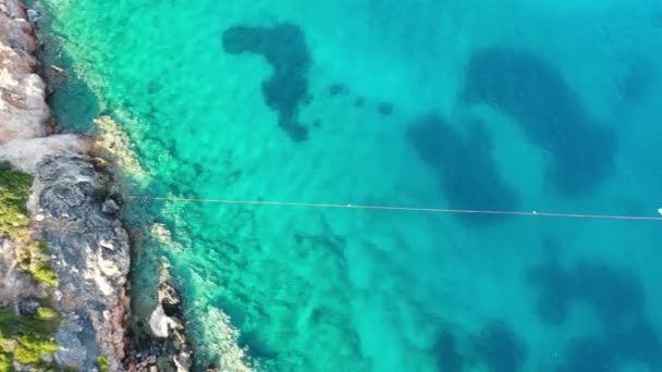 Вид з повітря на яхту, пришвартований біля острова Спіналонга (Крит, Греція). — стокове відео
