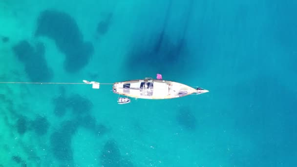 Letecký pohled na zakotvenou jachtu poblíž ostrova Spinalonga, Kréta, Řecko — Stock video