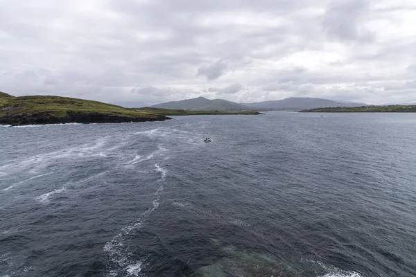 Vacker utsikt över Valentiaön. Natursköna irländska grevskapet på en tråkig vårdag, grevskapet Kerry, Irland. — Stockfoto