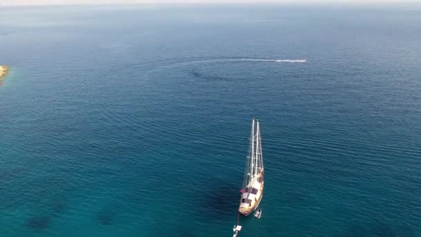 Вид с воздуха на яхту, пришвартованную недалеко от острова Спиналонга, Крит, Греция — стоковое видео