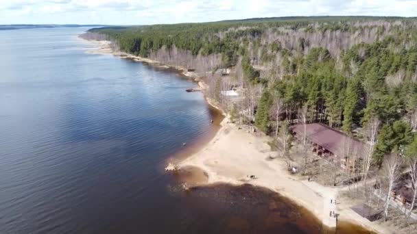 Vue aérienne de la rivière Vuoksi, de la forêt et de la colonie le jour d'automne, Losevo, Oblast de Leningrad, Russie 