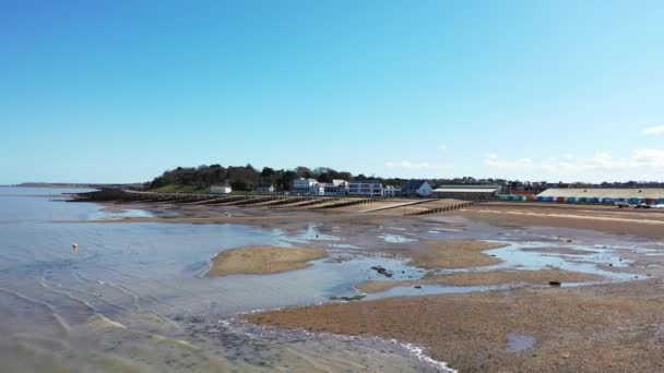 Een vanuit de lucht uitzicht op een leeg zandstrand. Pandemische quarantaine. Whitstable, Kent, Verenigd Koninkrijk — Stockvideo