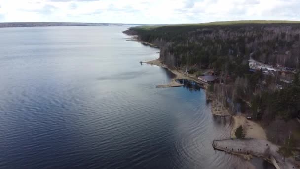 Vue aérienne de la rivière Vuoksi, de la forêt et de la colonie le jour d'automne, Losevo, Oblast de Leningrad, Russie 