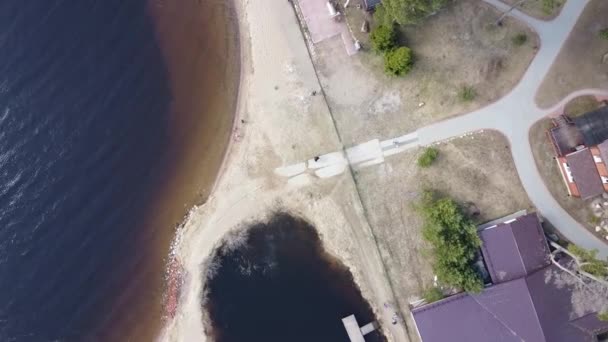 Légi kilátás a Vuoksi folyóra, az erdőre és a településre ősszel, Losevo, Leningrád terület, Oroszország — Stock videók