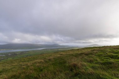 Başlangıç Adası 'nın güzel hava manzarası. Vahşi Atlantik Yolu 'nda ziyaret etmeye değer yerler. Güneşli yaz gününde İrlanda manzaralı Kerry ilçesi, İrlanda.