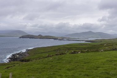 Valentia Adası 'nın güzel hava manzarası. Sıkıcı bir bahar gününde İrlanda manzaralı Kerry İlçesi, İrlanda.