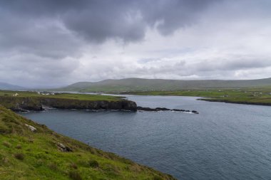 Valentia Adası 'nın güzel hava manzarası. Sıkıcı bir bahar gününde İrlanda manzaralı Kerry İlçesi, İrlanda.