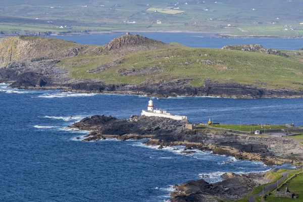 Bella vista sul faro di Valentia Island a Cromwell Point. Luoghi da visitare sulla Wild Atlantic Way. Panoramica delle contee irlandesi nella soleggiata giornata estiva, contea di Kerry, Irlanda . — Foto Stock