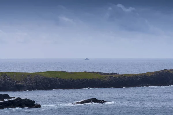 Piękny widok z lotu ptaka na wyspę Valentia. Malownicze irlandzkie hrabstwo w nudny wiosenny dzień, County Kerry, Irlandia. — Zdjęcie stockowe