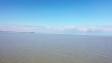 Boş bir kumsalın havadan görünüşü. Pandemik karantina. Whitstable, Kent, İngiltere