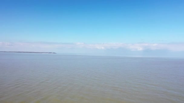 Una vista aérea de una playa de arena vacía. Cuarentena pandémica. Whitstable, Kent, Reino Unido — Vídeos de Stock