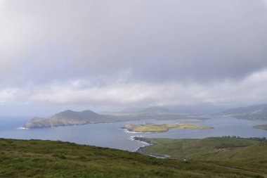 Başlangıç Adası 'nın güzel hava manzarası. Vahşi Atlantik Yolu 'nda ziyaret etmeye değer yerler. Güneşli yaz gününde İrlanda manzaralı Kerry ilçesi, İrlanda.