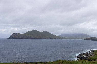 Valentia Adası 'nın güzel hava manzarası. Sıkıcı bir bahar gününde İrlanda manzaralı Kerry İlçesi, İrlanda.