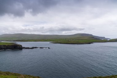 Valentia Adası 'nın güzel hava manzarası. Sıkıcı bir bahar gününde İrlanda manzaralı Kerry İlçesi, İrlanda.