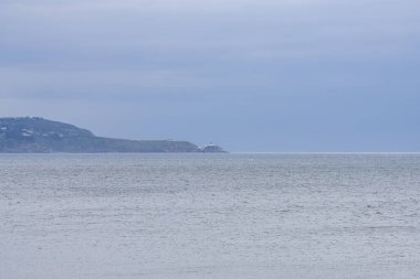 İrlanda 'daki Dun Laoghaire yat limanındaki yelkenli tekne, gemi ve yatların hava görüntüsü.