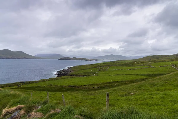 Vacker utsikt över Valentiaön. Natursköna irländska grevskapet på en tråkig vårdag, grevskapet Kerry, Irland. — Stockfoto