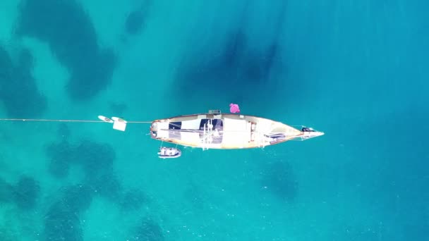 Luftaufnahme eines Yaht, der in der Nähe der Insel Spinalonga vor Anker liegt, Kreta, Griechenland — Stockvideo