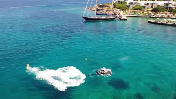 Luchtfoto van een persoon die in zee instapt. Elounda, Kreta, Griekenland — Stockvideo