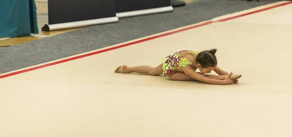 Portrait of a young gymnast. Portrait of a 7 years old girl in rhythmic gymnastics competitions — Stock Photo, Image