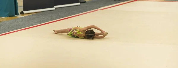 Portrait of a young gymnast. Portrait of a 7 years old girl in rhythmic gymnastics competitions — Stock Photo, Image