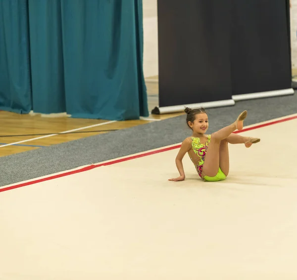 Retrato de uma jovem ginasta. Retrato de uma menina de 7 anos em competições de ginástica rítmica — Fotografia de Stock