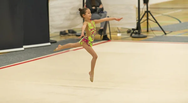 Retrato de uma jovem ginasta. Retrato de uma menina de 7 anos em competições de ginástica rítmica — Fotografia de Stock