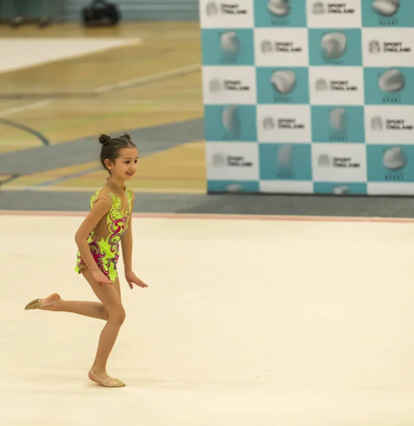 Retrato de uma jovem ginasta. Retrato de uma menina de 7 anos em competições de ginástica rítmica — Fotografia de Stock