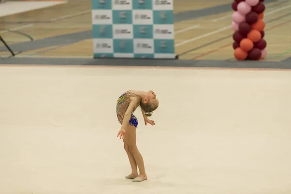 Retrato de uma jovem ginasta. Retrato de uma menina de 7 anos em competições de ginástica rítmica — Fotografia de Stock