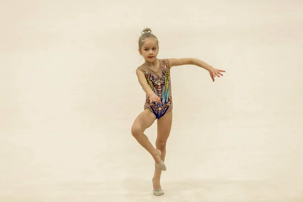 Retrato de uma jovem ginasta. Retrato de uma menina de 7 anos em competições de ginástica rítmica — Fotografia de Stock