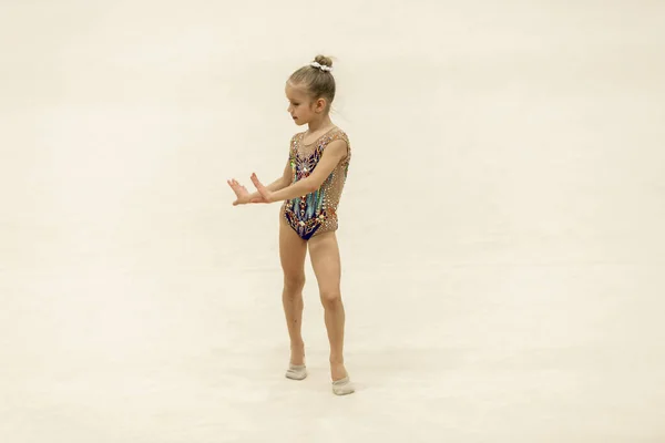 Retrato de una joven gimnasta. Retrato de una niña de 7 años en competiciones de gimnasia rítmica —  Fotos de Stock