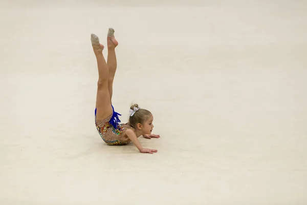Retrato de uma jovem ginasta. Retrato de uma menina de 7 anos em competições de ginástica rítmica — Fotografia de Stock