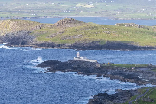 Bella vista sul faro di Valentia Island a Cromwell Point. Luoghi da visitare sulla Wild Atlantic Way. Panoramica delle contee irlandesi nella soleggiata giornata estiva, contea di Kerry, Irlanda . — Foto Stock