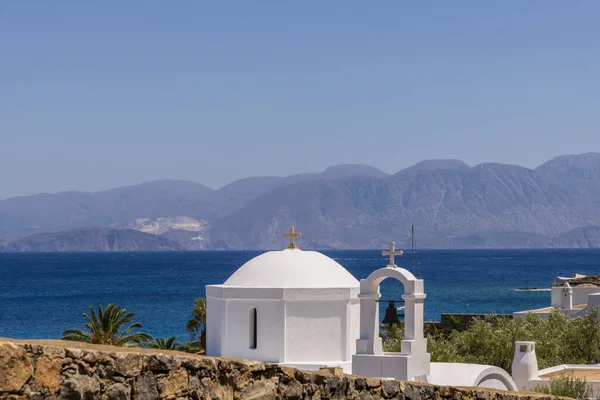 Églises à dôme bleu sur la Caldera à Oia sur l'île grecque de Santorin . — Photo
