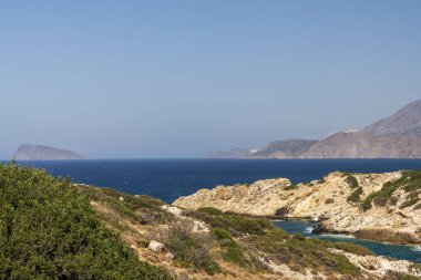 Yunanistan 'ın Girit adasındaki dağın tepesinden deniz ve adaların panoramik görüntüsü.