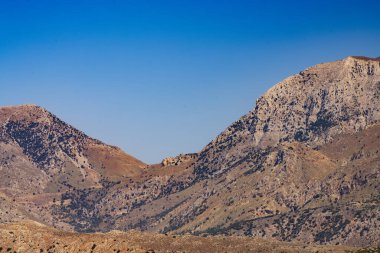 Yunanistan 'ın Girit adasındaki dağın tepesinden deniz ve adaların panoramik görüntüsü.