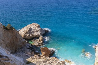 Yunanistan 'ın Girit adasındaki dağın tepesinden deniz ve adaların panoramik görüntüsü.