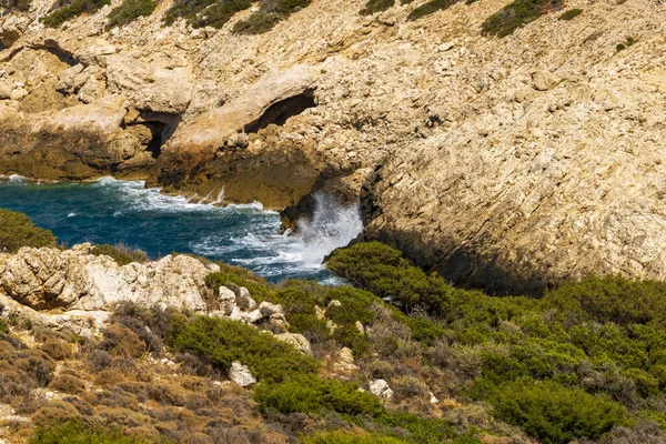 Vista panorámica de un mar e islas desde la cima de la montaña, en la isla de Creta, Grecia . — Foto de Stock