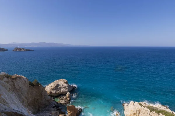 Vista panorámica de un mar e islas desde la cima de la montaña, en la isla de Creta, Grecia . — Foto de Stock