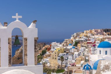 Oia köyündeki Santorini Kilisesi Çanları Ege Denizi, Santorini, Yunanistan