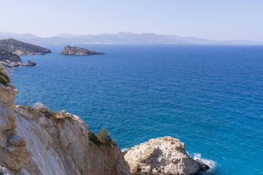 Yunanistan 'ın Girit adasındaki dağın tepesinden deniz ve adaların panoramik görüntüsü.
