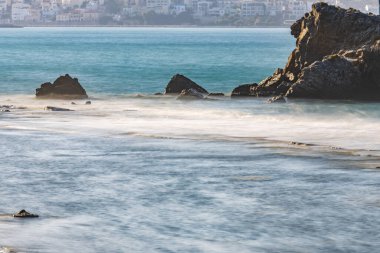 Yunanistan 'ın Girit adasındaki dağın tepesinden deniz ve adaların panoramik görüntüsü.