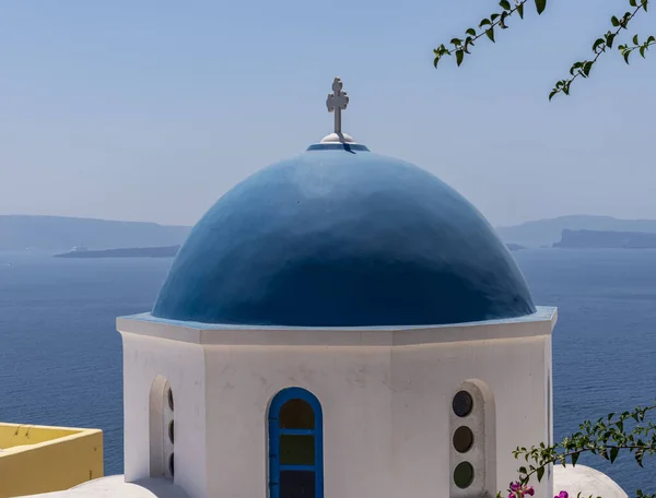 Блакитні куполи церкви на кальдері в Ої на грецькому острові Санторіні.. — стокове фото
