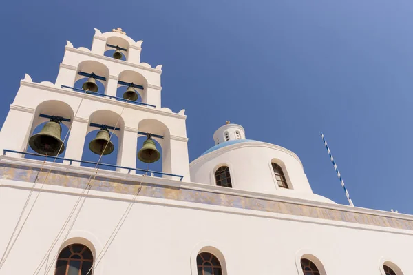 Cloches de l'église de Santorin au village d'Oia donnent sur la mer Égée, Santorin, Grèce — Photo