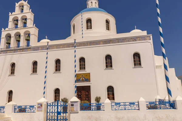 Cloches de l'église de Santorin au village d'Oia donnent sur la mer Égée, Santorin, Grèce — Photo