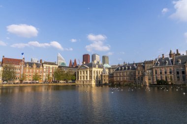 Mauritshuis Müzesi ve Binnenhof Müzesi 'nin bitişiğindeki Hofvijver ve Mahkeme Göleti' nin manzarası..