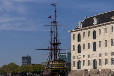 Amsterdam 'daki Scheepvaartmuseum' daki VOC gemisinin arkasında. Bu gemi 1749 'da bir fırtınada batan geminin tıpatıp aynısı.