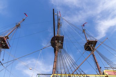 Amsterdam 'daki Scheepvaartmuseum' daki VOC gemisinin arkasında. Bu gemi 1749 'da bir fırtınada batan geminin tıpatıp aynısı.