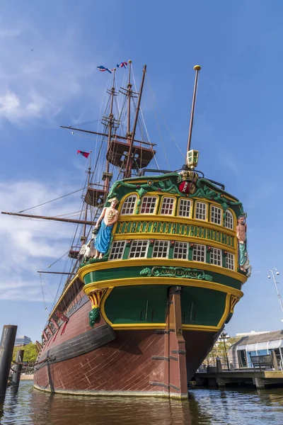 Rückseite des VOC-Schiffes im Scheepvaartmuseum in Amsterdam. Dieses Schiff ist ein exakter Nachbau des Schiffes, das 1749 bei einem Sturm zerstört wurde. — Stockfoto