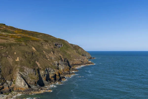 Veduta di rocce e scogliere vicino al faro di Bascar, Howth North Dublin — Foto Stock